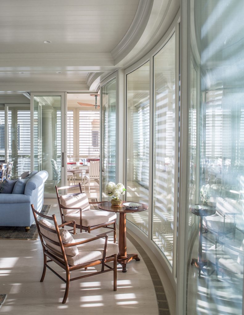 In the second floor living area, a serpentine glass wall echoes the undulating motion of the waves and is in “a constant dialogue with the Atlantic Ocean,” says the architect.